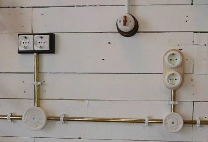Open bedrading aan de muur