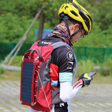 Naka-backpack ang solar backpack