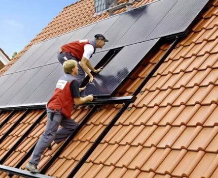 Installatie van het paneel op een metalen tegel