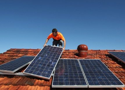 Een zonnegenerator op het dak installeren