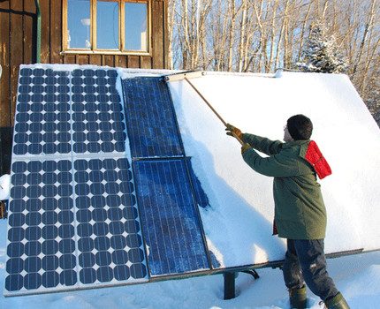 De zonnegenerator tegen sneeuw reinigen