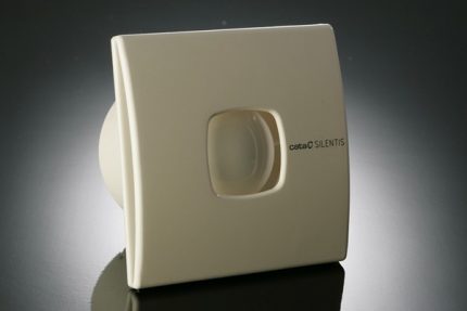 Ventilator met toegangspaneel