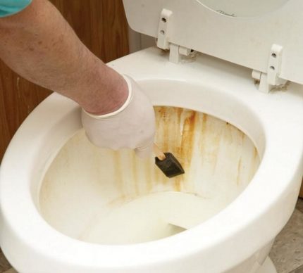 Druppels roest in het toilet