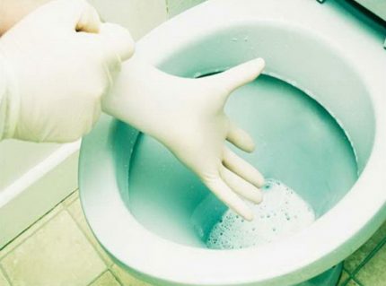 We maken het toilet schoon met frisdrank