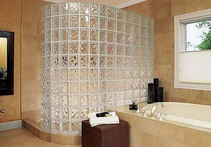 Cabin na gawa sa mga tile at mga bloke ng salamin