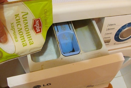 Het principe van het schoonmaken van de machine met citroen