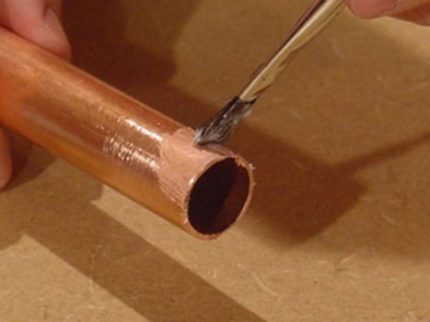 Aanbrengen van flux op de buis