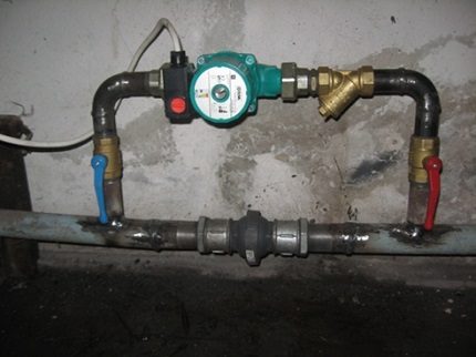 Huis verwarmingsnetwerk met circulatiepomp