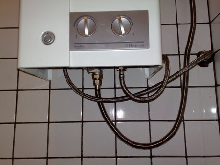 Bezpłatne połączenie elastycznych węży z kolumną