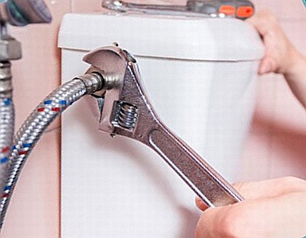 Pagkonekta ng hose ng tubig sa tangke