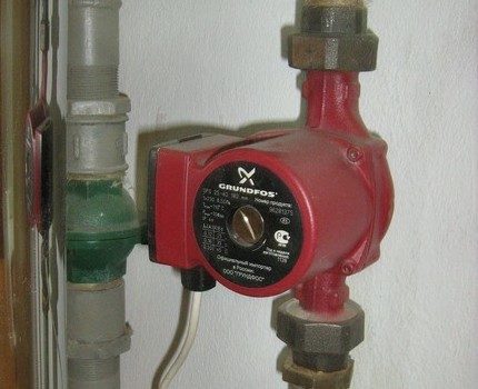De circulatiepomp in de toevoerleiding installeren