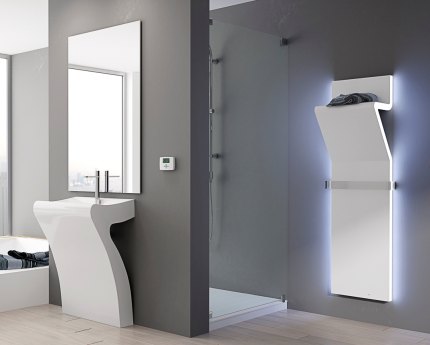 Decoratieve verticale radiator in de badkamer