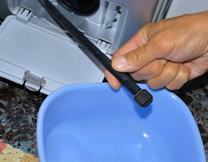 Vòi xả trong hộp dịch vụ của máy