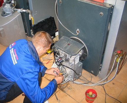 Master repareert een gasketel