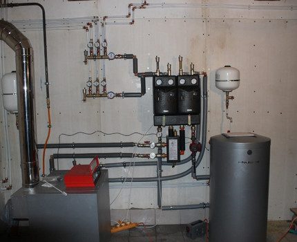 Dubbelcircuitketel in een stookruimte thuis