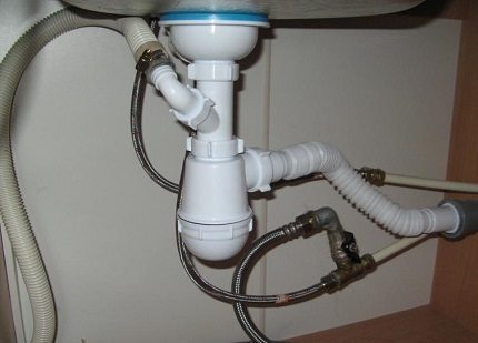De wasmachine aansluiten op het riool