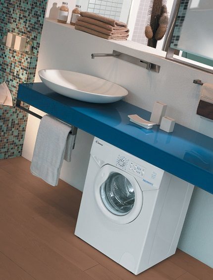 Compact washer sa banyo
