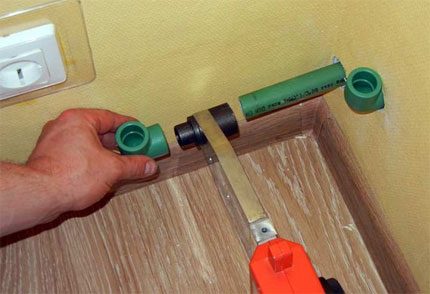 Verwarmingsarmatuur met een polyfuse-apparaat
