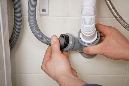 Kiểm tra ống thoát nước