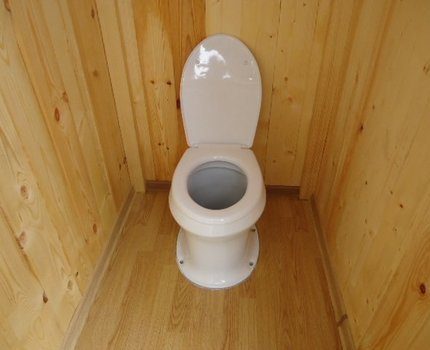 Plastik na upuan sa banyo