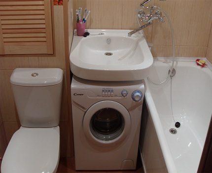 Wasmachine in een kleine badkamer