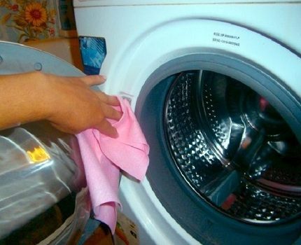 De machine reinigen met natriumcarbonaat