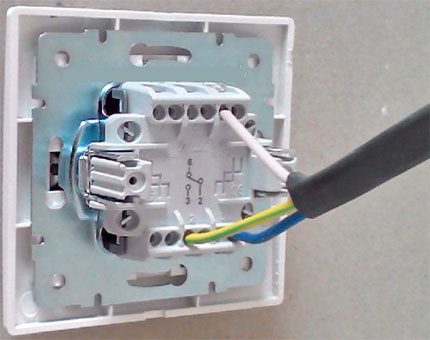 Ikonekta ang cable upang lumipat