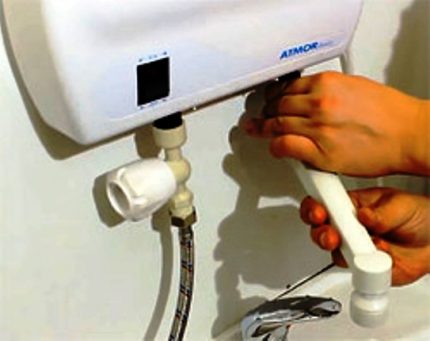 Aansluiting van doorstroomverwarmer