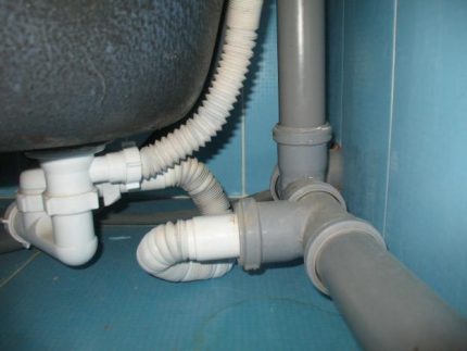 Leidingen verbinden met sanitair