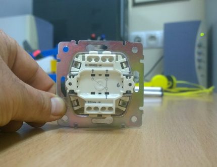 Công tắc xem phía sau