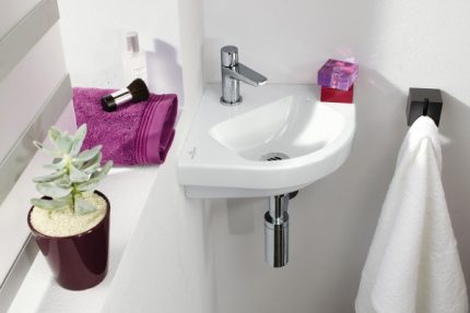 Corner bathroom sink