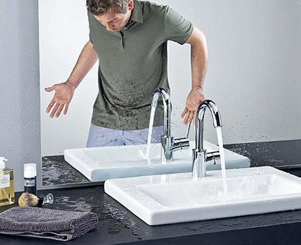 Een wastafelkraan kiezen in de badkamer