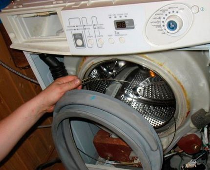 Demontage van de voorste wasmachine