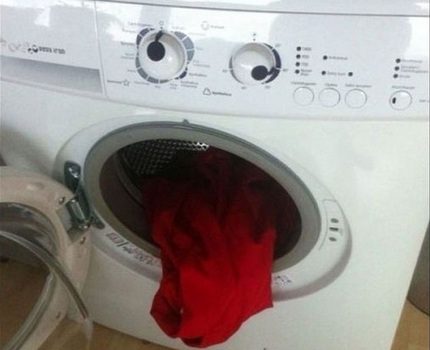Wasgoed in de wasmachine