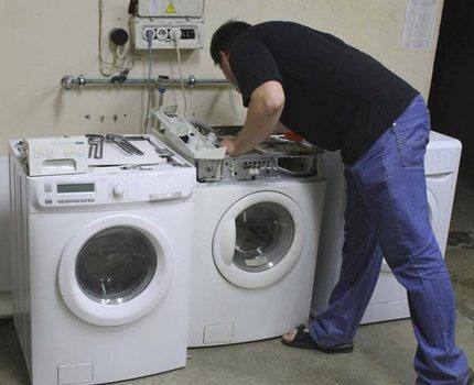 Meester inspecteert wasmachines