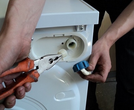 Het inlaatfilter schoonmaken