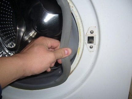 De rubberen luikafdichting verwijderen