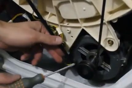 Assembly ng Indesit washing machine