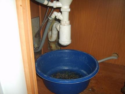 Het proces van ontmanteling van een oude sifon