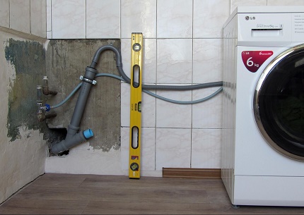 Ikonekta ang hose ng alisan ng tubig sa outlet ng alkantarilya