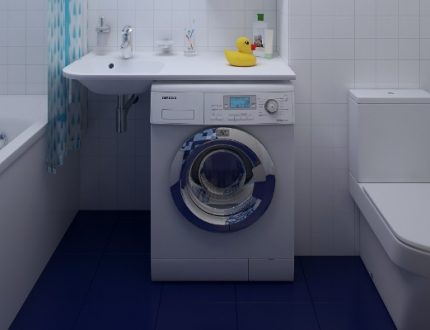 Harap na modelo sa loob ng banyo