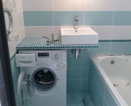 Ang washing machine sa ilalim ng lababo