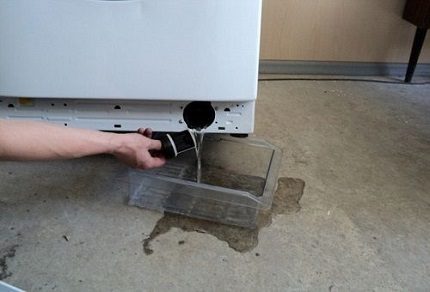 Spuszczamy wodę przez filtr