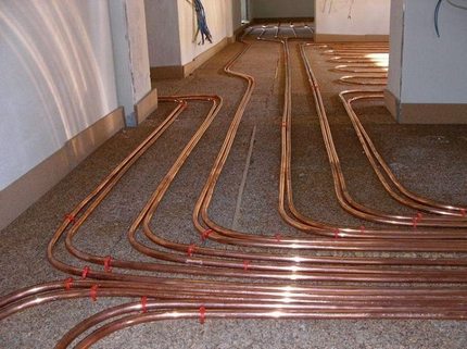 Underfloor heating gamit ang mga tubo ng tanso