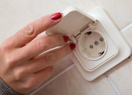 Sinusuri ang kalidad ng outlet