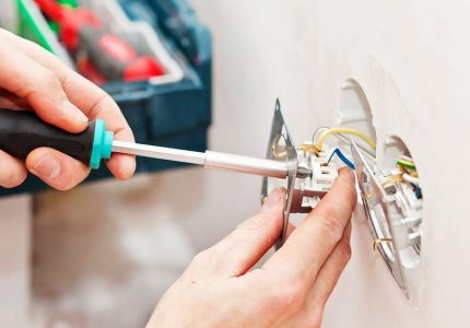 Pagkonekta ng mga wire sa isang power outlet