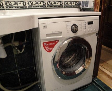 Makitid na washing machine sa interior