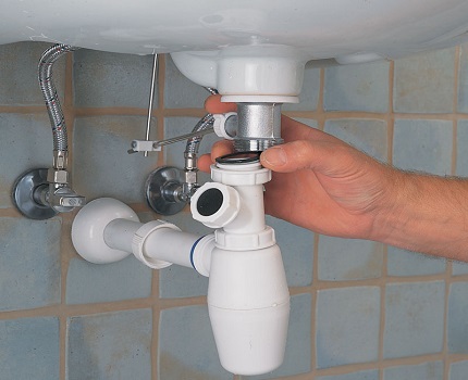 Installatie van sifon voor flessen