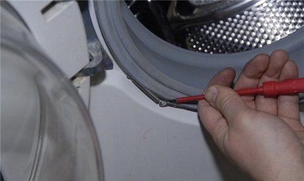 Een metalen halsband verwijderen