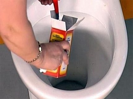 Nettoyer les toilettes avec du soda